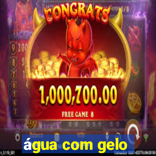 água com gelo