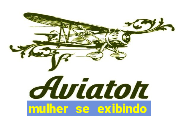 mulher se exibindo ao vivo