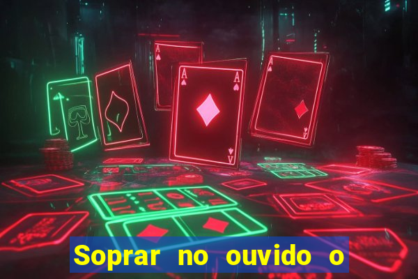 Soprar no ouvido o que significa de uma pessoa